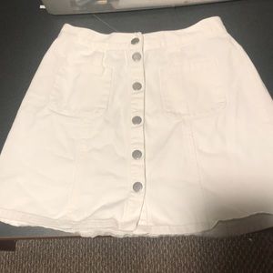 Super adorable white jean skirt! ⚡️
